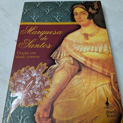 Capa do livro Marquesa de Santos com ilustração de mulher e texto em amarelo