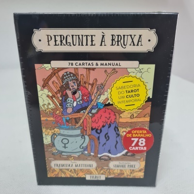Caixa de baralho de tarot 'PERGUNTE À BRUXA' com ilustração de bruxa, texto informativo e oferta de baralho