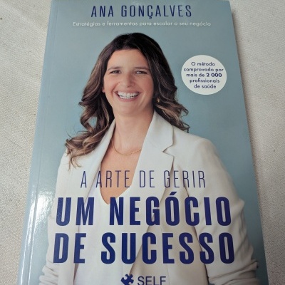 Capa de livro com mulher sorridente e texto em azul e branco