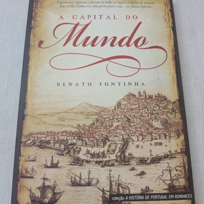 Capa de livro histórico com ilustração de cidade antiga e navios