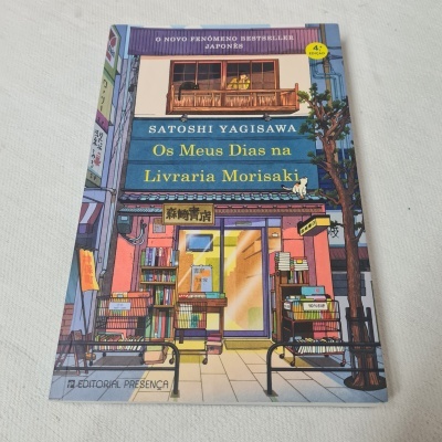 Capa de livro com ilustração de livraria, textos do título e autor