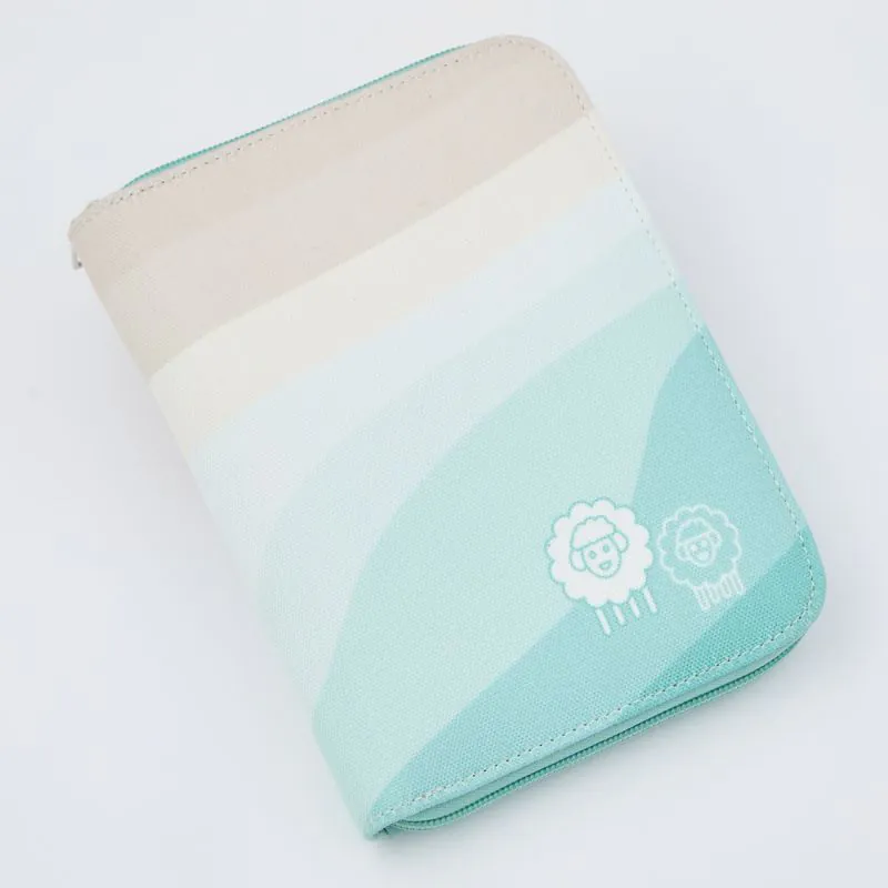 Carteira ou estojo colorido com desenhos de ovelhas