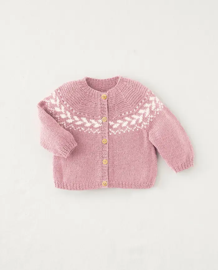 Casaco de malha rosa para criança com padrão branco na parte superior e botões de madeira.