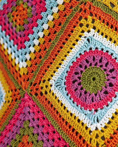 Tecido colorido em crochê com padrão quadrado