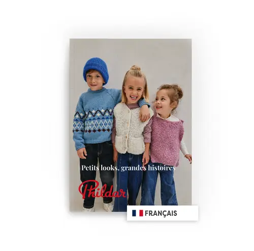 Três crianças a usar roupa de malha colorida com texto promocional em francês.
