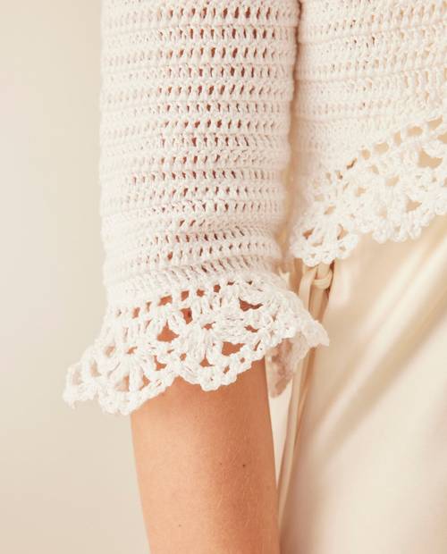 Manga branca de malha com padrão croché e acabamento rendado