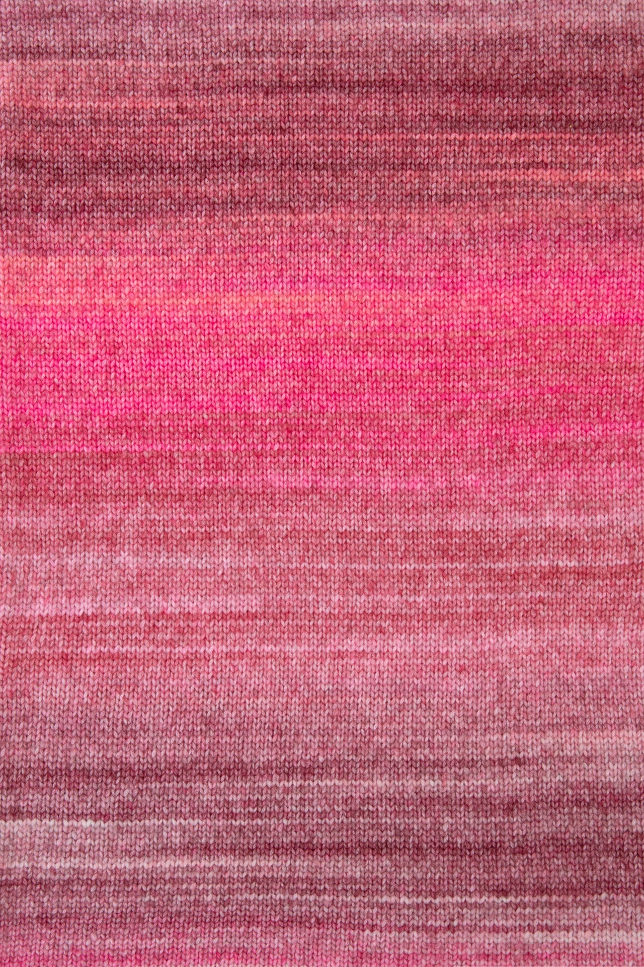 Tecido de malha rosa-vermelho com textura canelada