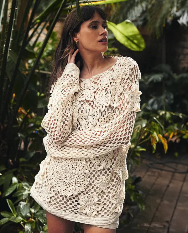 Camisola beige em malha crochet com padrão floral