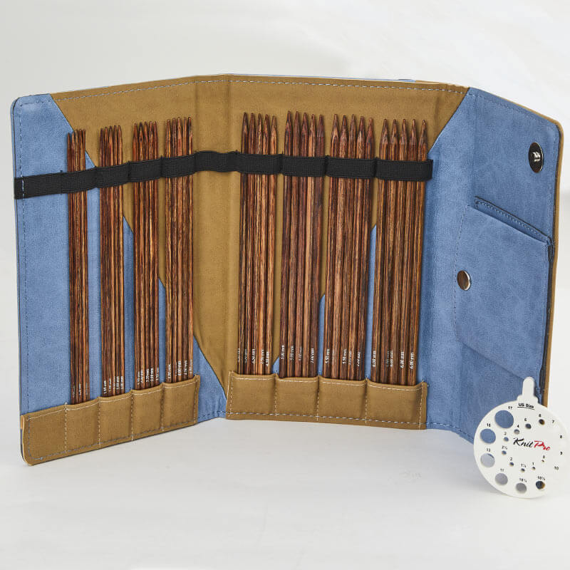 Conjunto de agulhas de tricô de madeira num estojo azul e castanho ao lado de medidor de agulhas Knit Pro