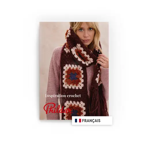 Capa de livro com uma mulher usando cachecol de crochet colorido e suéter rosa