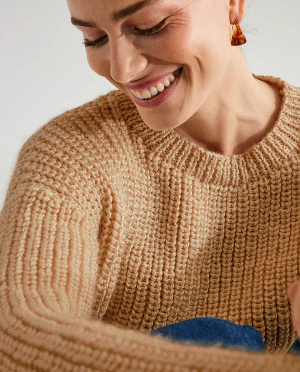 Camisola de malha grossa bege com padrão de pontos texturados e decote redondo