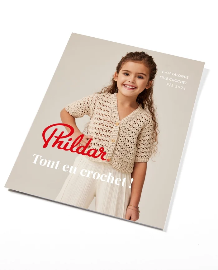 Capa de catálogo com menina a usar cardigan bege em crochet e calças brancas