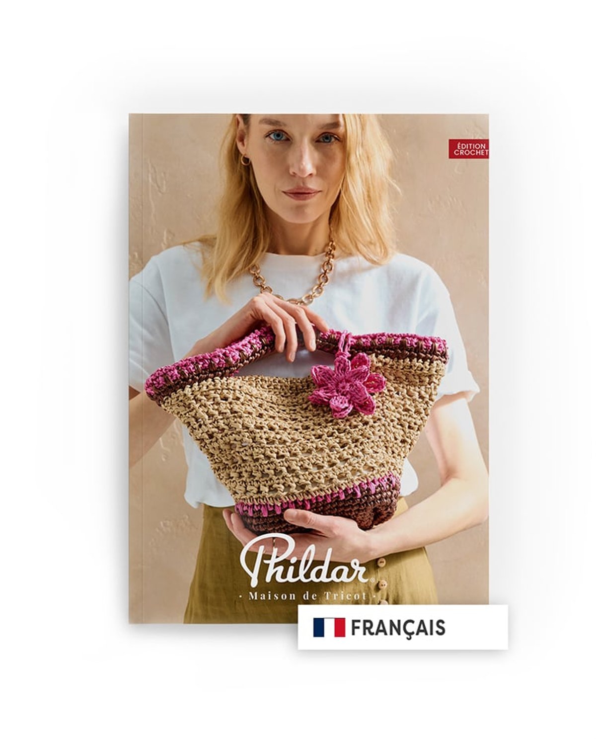 Capa de livro ou revista com mulher a segurar mala crochet bege, rosa e castanho