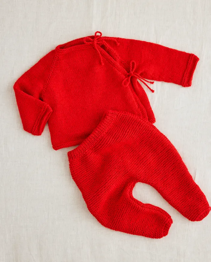 Conjunto de roupa de bebé em malha vermelha com camisola e calças com pé