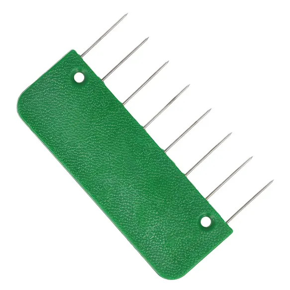 Ferramenta verde com seis agulhas metálicas para artesanato