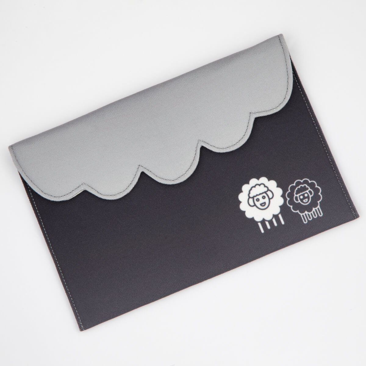 Bolsa cinzenta com borda ondulada e desenhos de carneiros