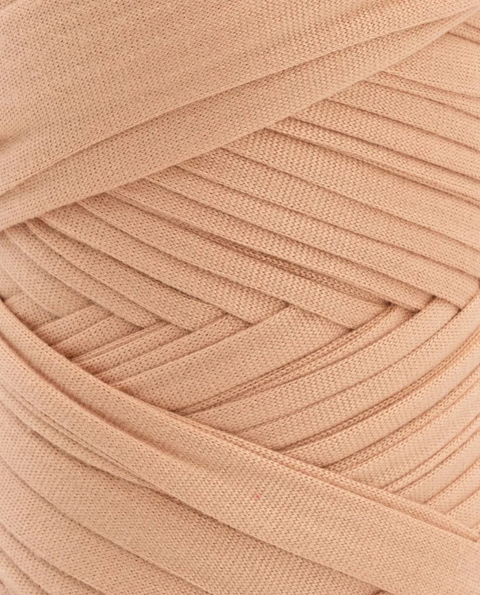 Fio tricotado bege claro enrolado em camadas