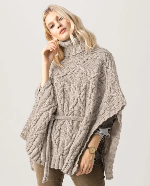 Poncho cinzento claro de malha com gola alta e cinto fino