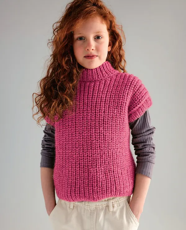 Camisola de malha rosa com gola alta e camisola cinzenta por baixo