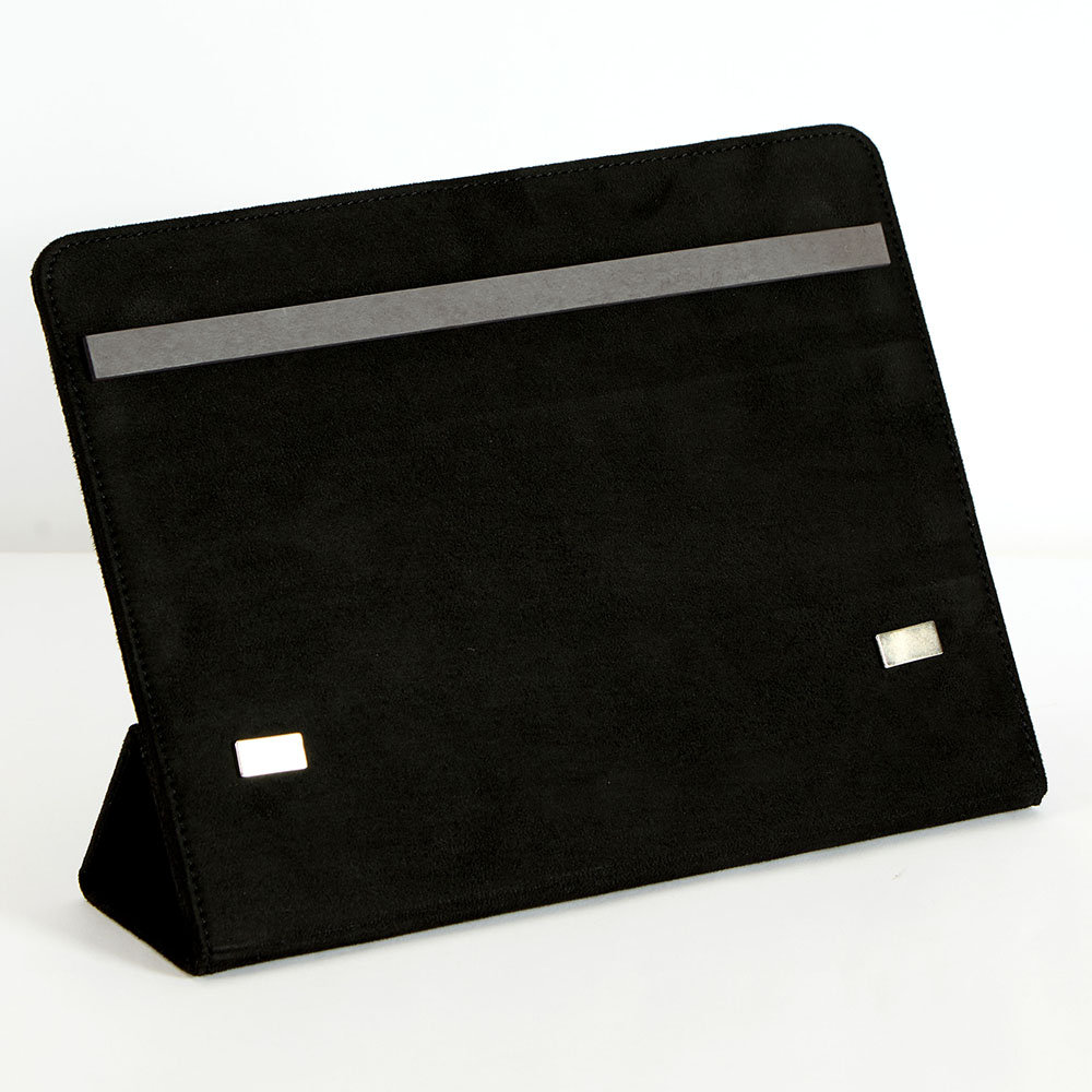 Suporte preto para tablet ou ecrã digital em posição inclinada