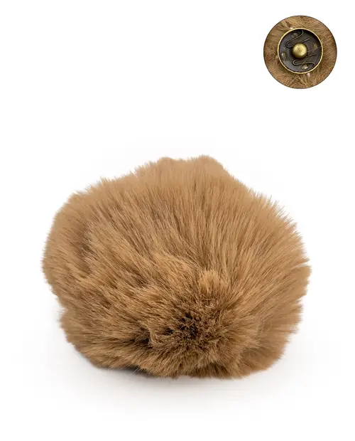 Pompom castanho claro macio com fecho metálico dourado
