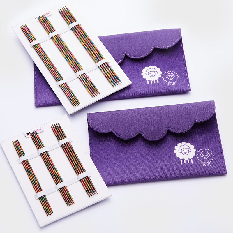 Conjuntos de agulhas de tricô coloridas com bolsas roxas decoradas com ovelhas