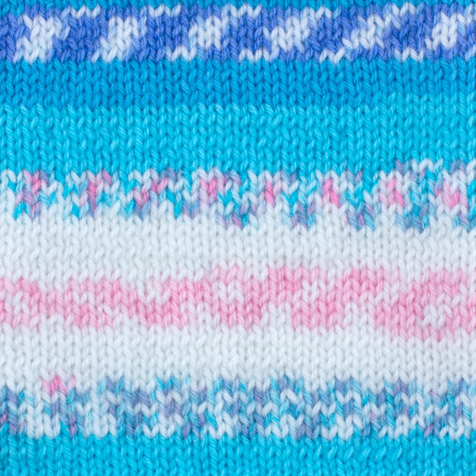 Tecido de malha colorido com padrões listrados em azul, branco, rosa e cinza