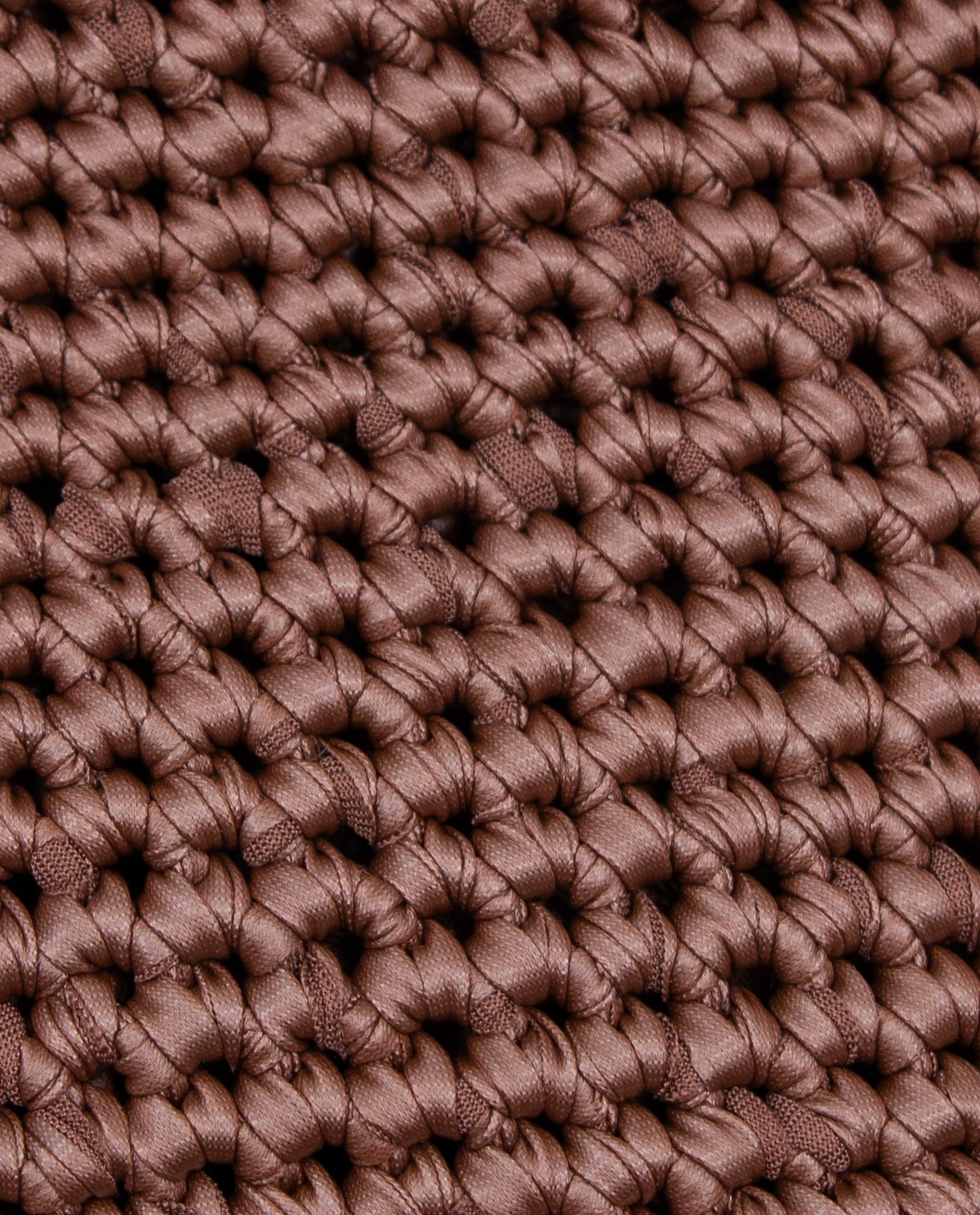 Tecido castanho trançado com textura espessa e nózinhos