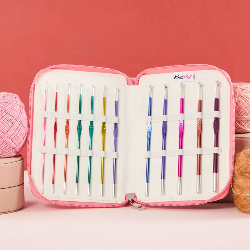 Conjunto de agulhas de crochet coloridas num estojo branco com fecho rosa