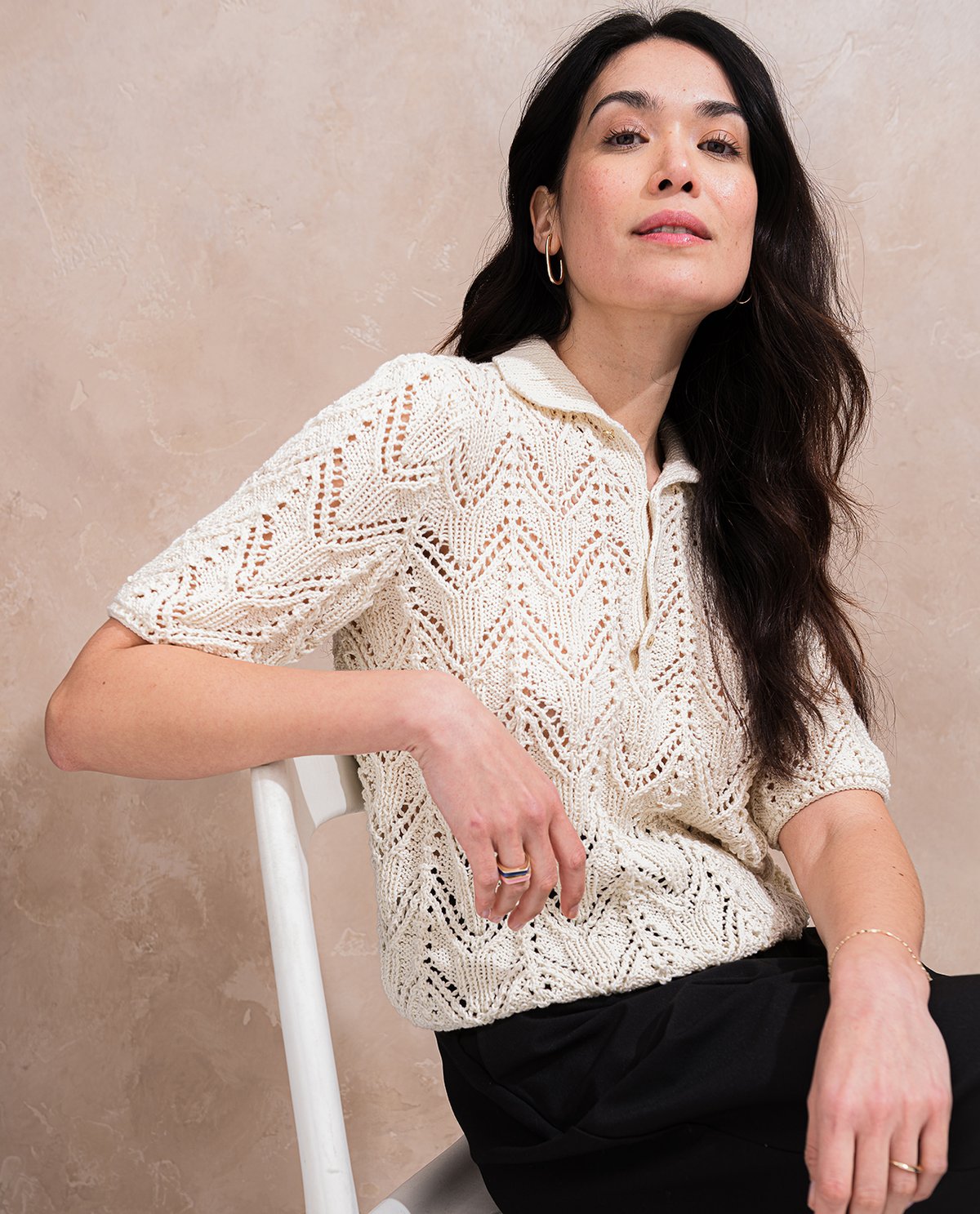 Camisola de malha bege claro com padrão calado em zig-zag e gola com botão