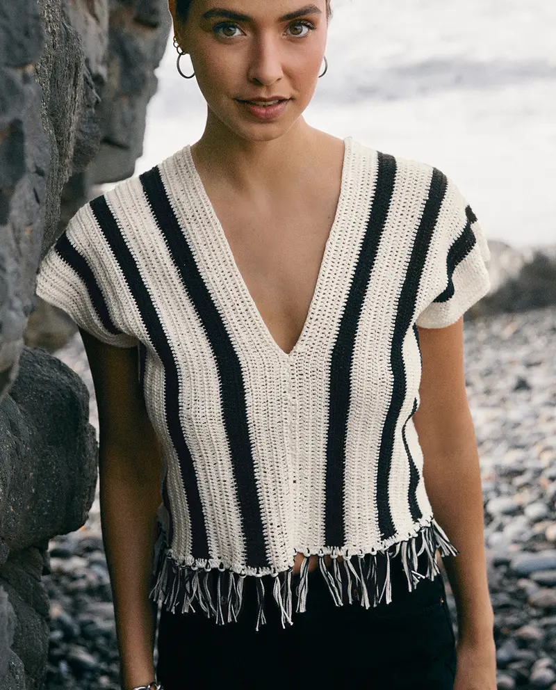 Top de malha riscado preto e branco com franjas