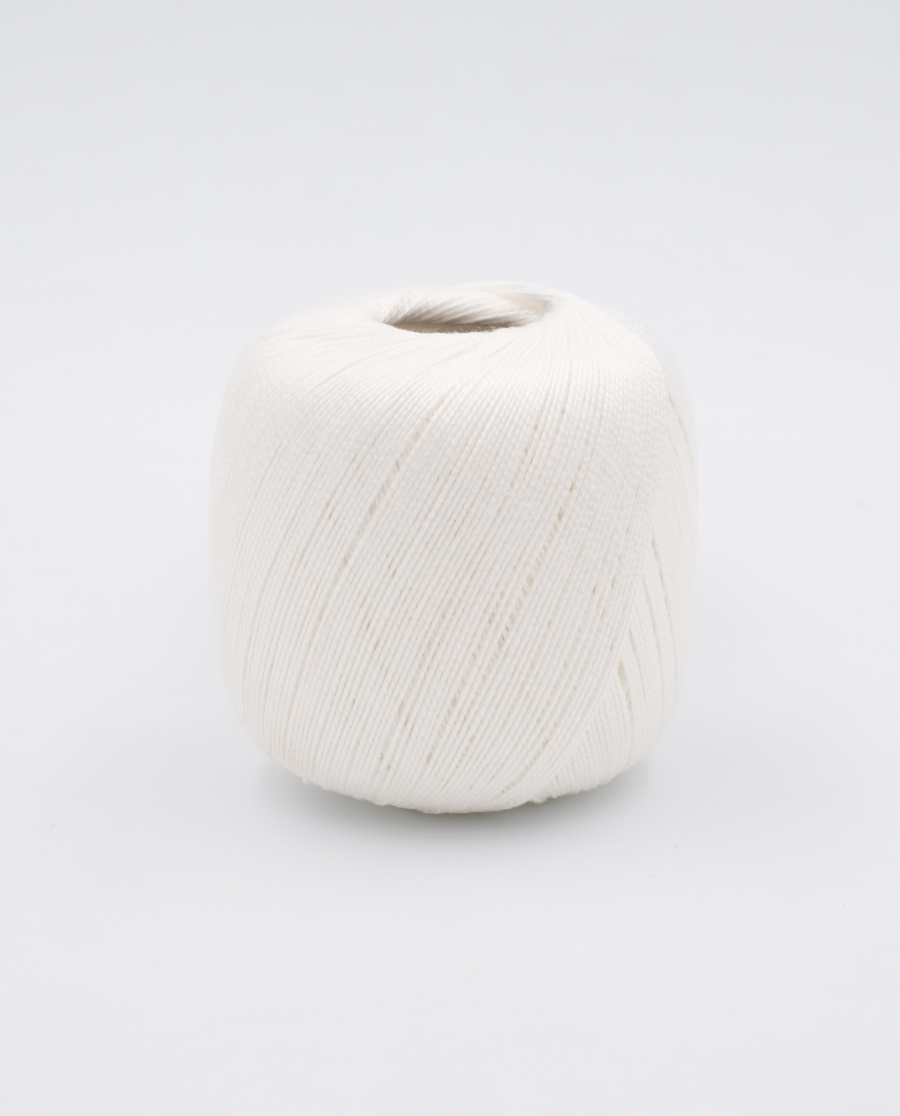 Rolo de linha branca em fundo branco