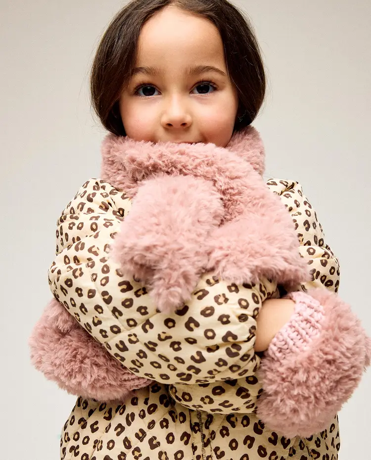 Menina com casaco animal print, cachecol e punhos felpudos rosa