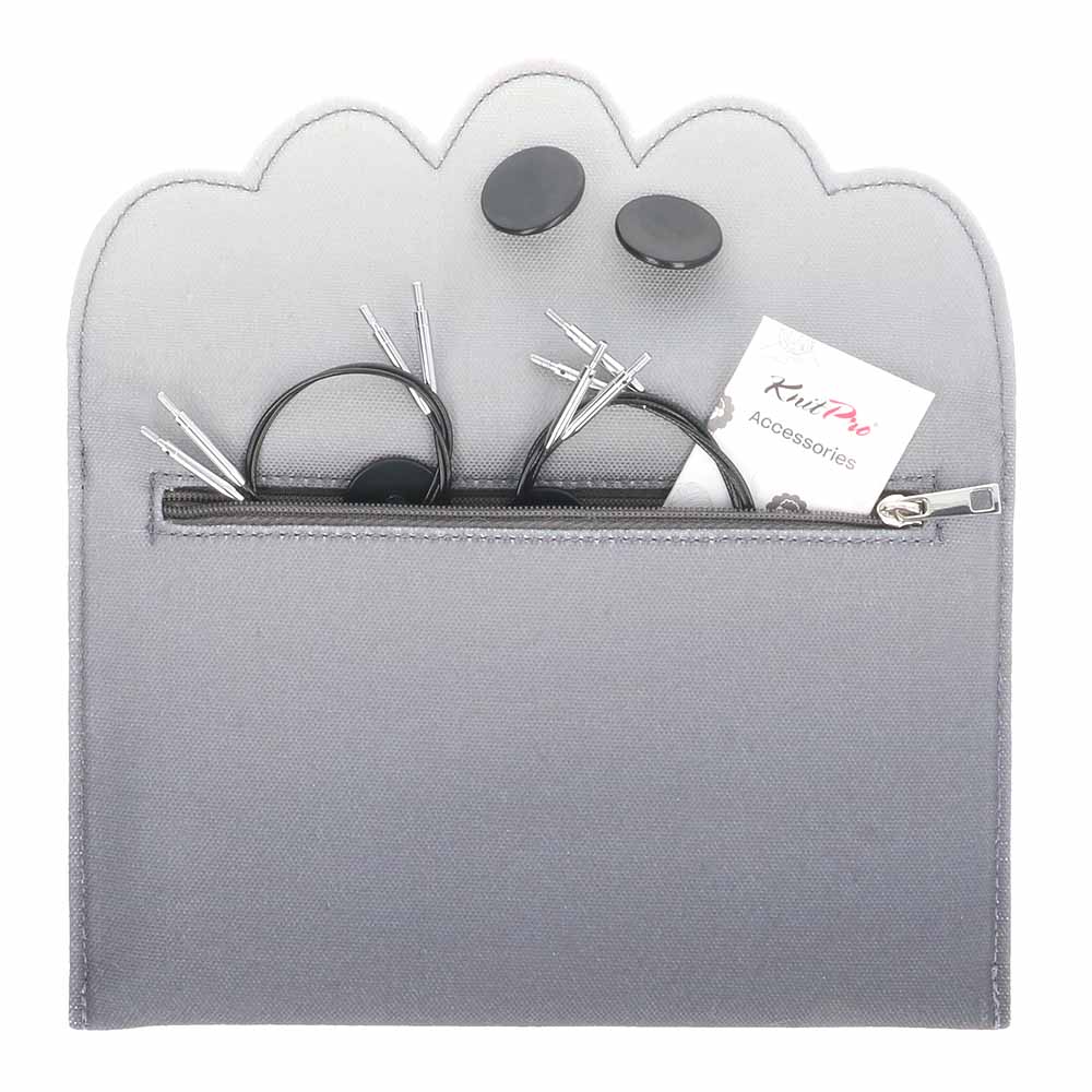 Estojo cinza com fecho de correr, botões escuros e acessórios metálicos