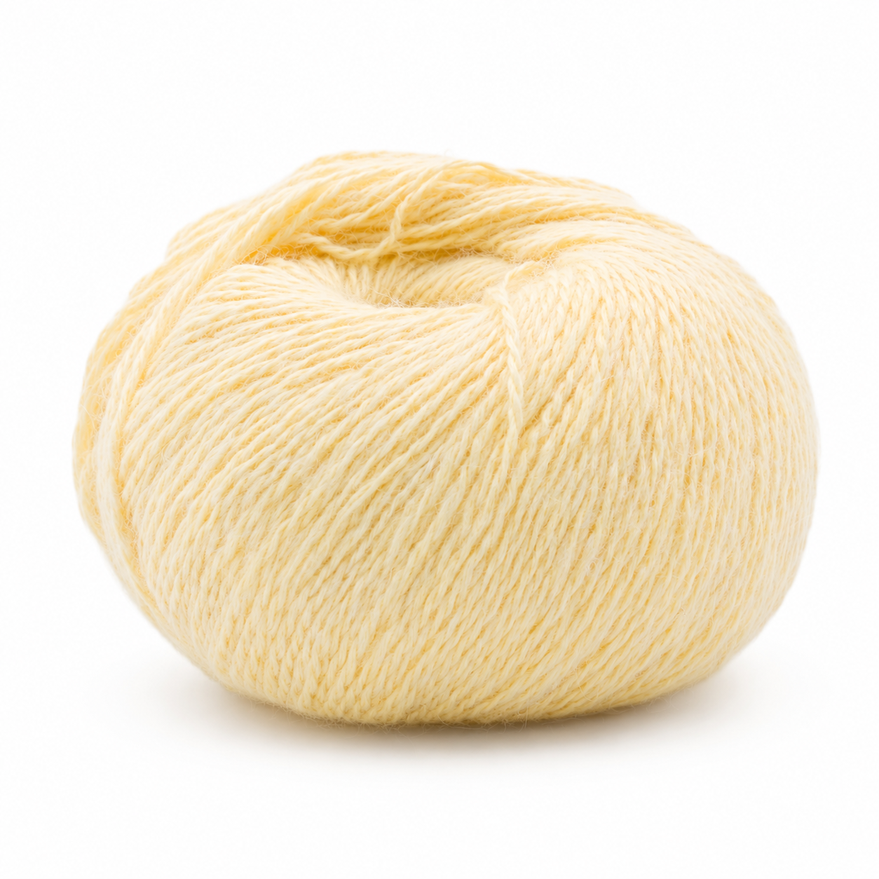 Novelo de lã fina amarelo claro sobre fundo branco