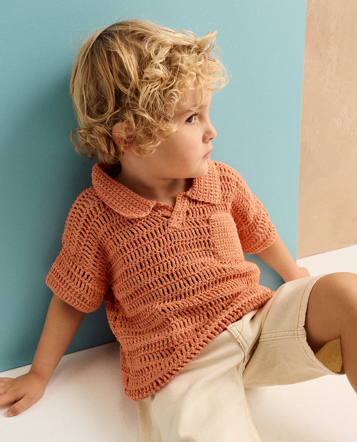 Camisola de malha de crochet laranja para criança com gola e bolso frontal