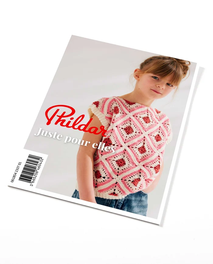 Capa de catálogo com criança a usar camisola de malha rosa, creme e vermelho com texto Phildar Juste pour elles
