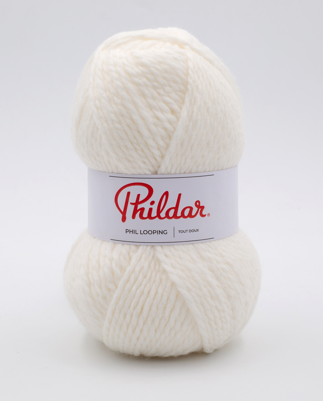 Novelo de lã branca da marca Phildar com etiqueta.