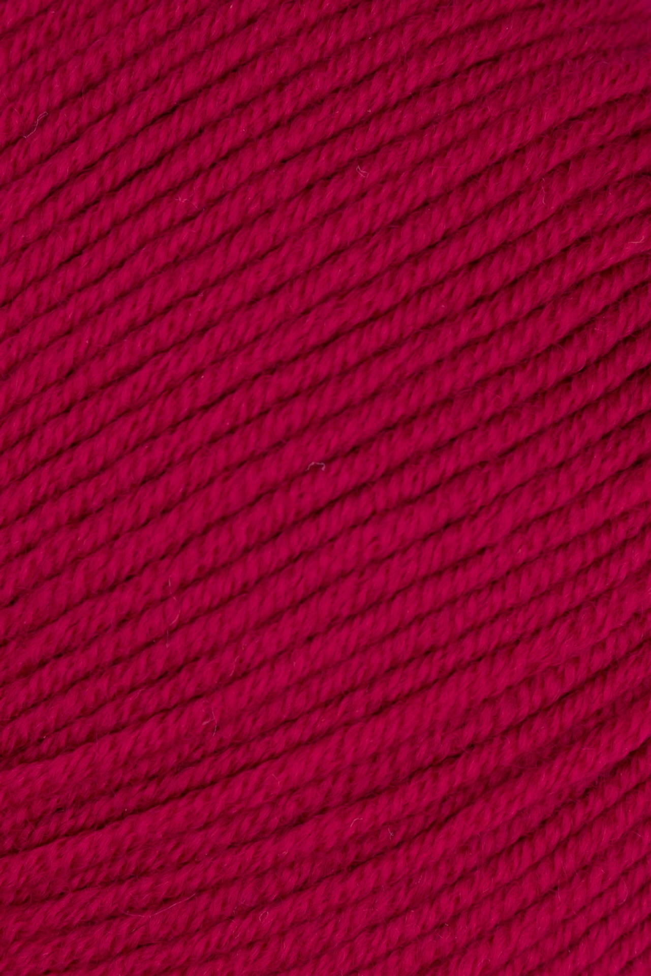 Fibra de lã rosa vermelha grossa torcida diagonalmente