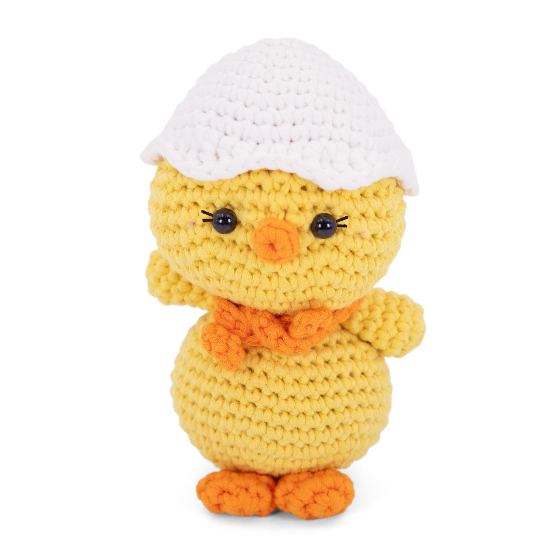 Boneco amarelo de crochê com chapéu branco e detalhes laranja
