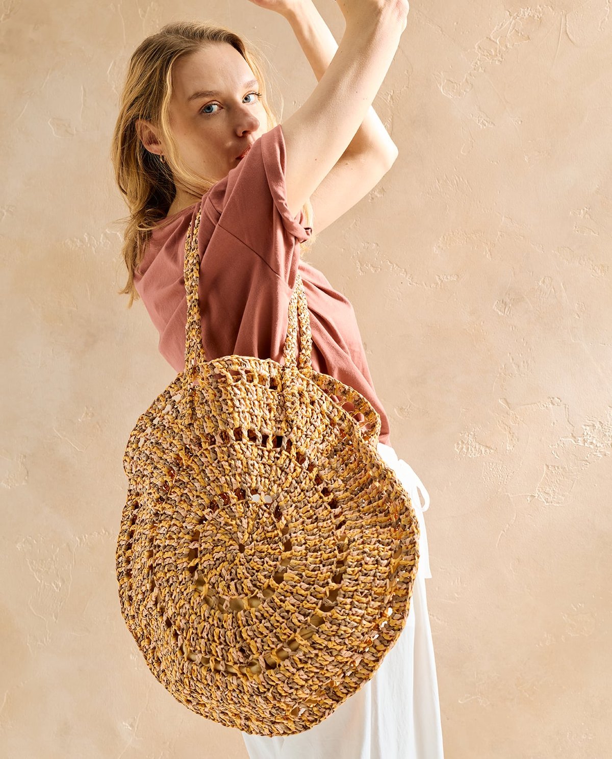 Saco de ombro redondo trançado amarelo e castanho com padrão circular