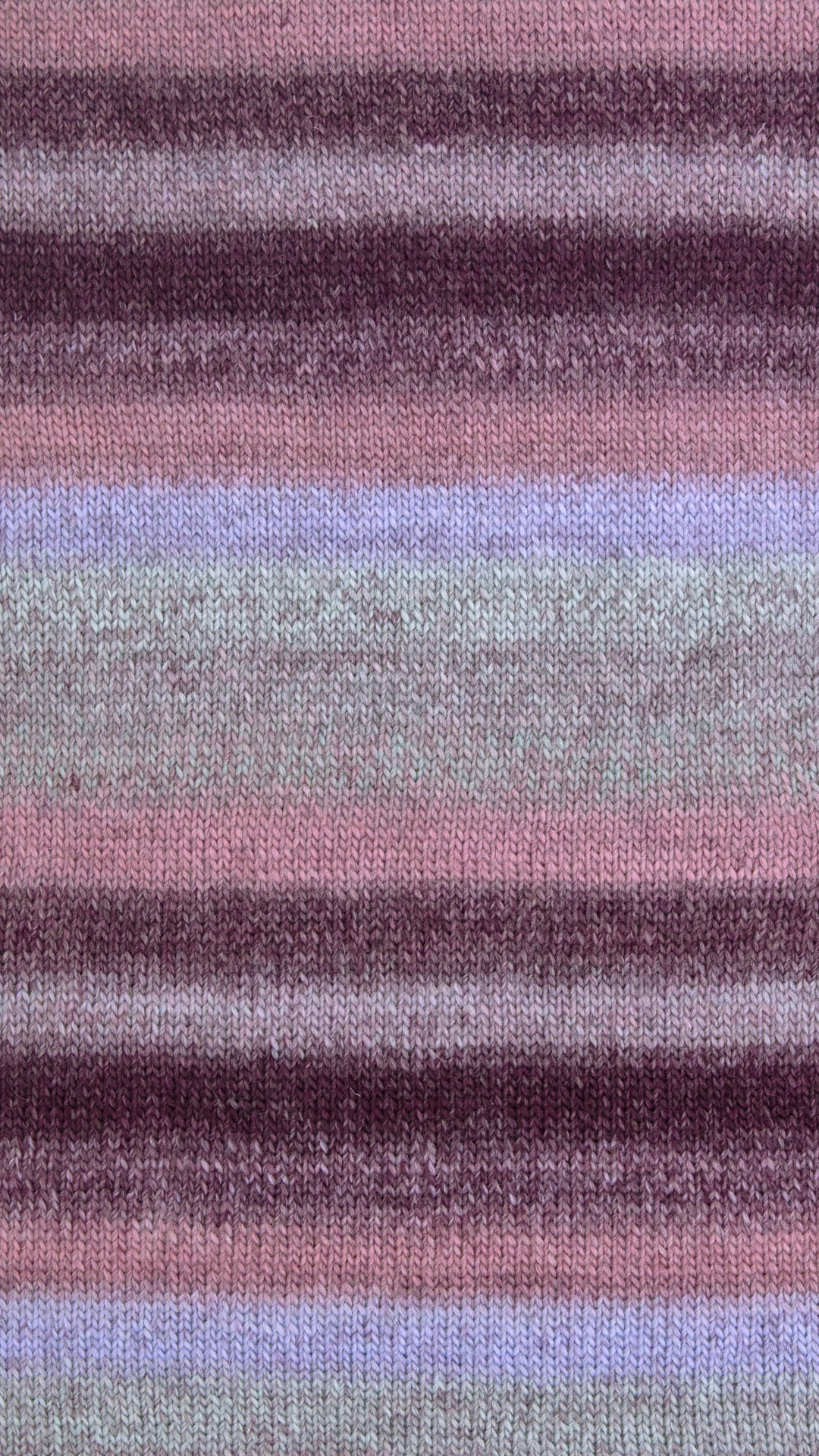 Pano de malha com riscas horizontais em tons roxos, rosa, lilás e cinzento
