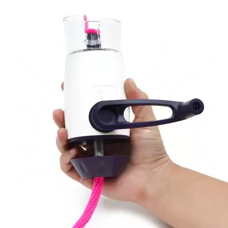 Dispositivo branco com cabo rosa e alça preta na mão