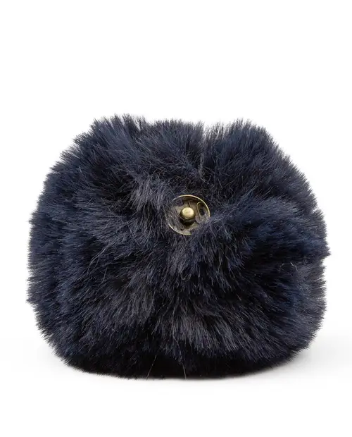 Bolsa redonda de pelo sintético preto com fecho metálico