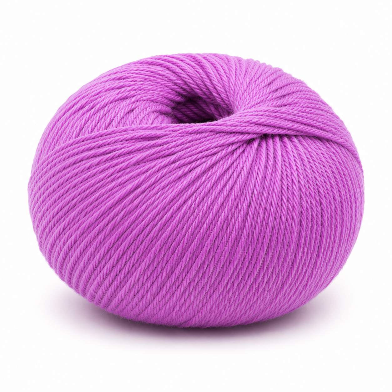 Novelo de lã cor-de-rosa em close com textura fina e fundo branco