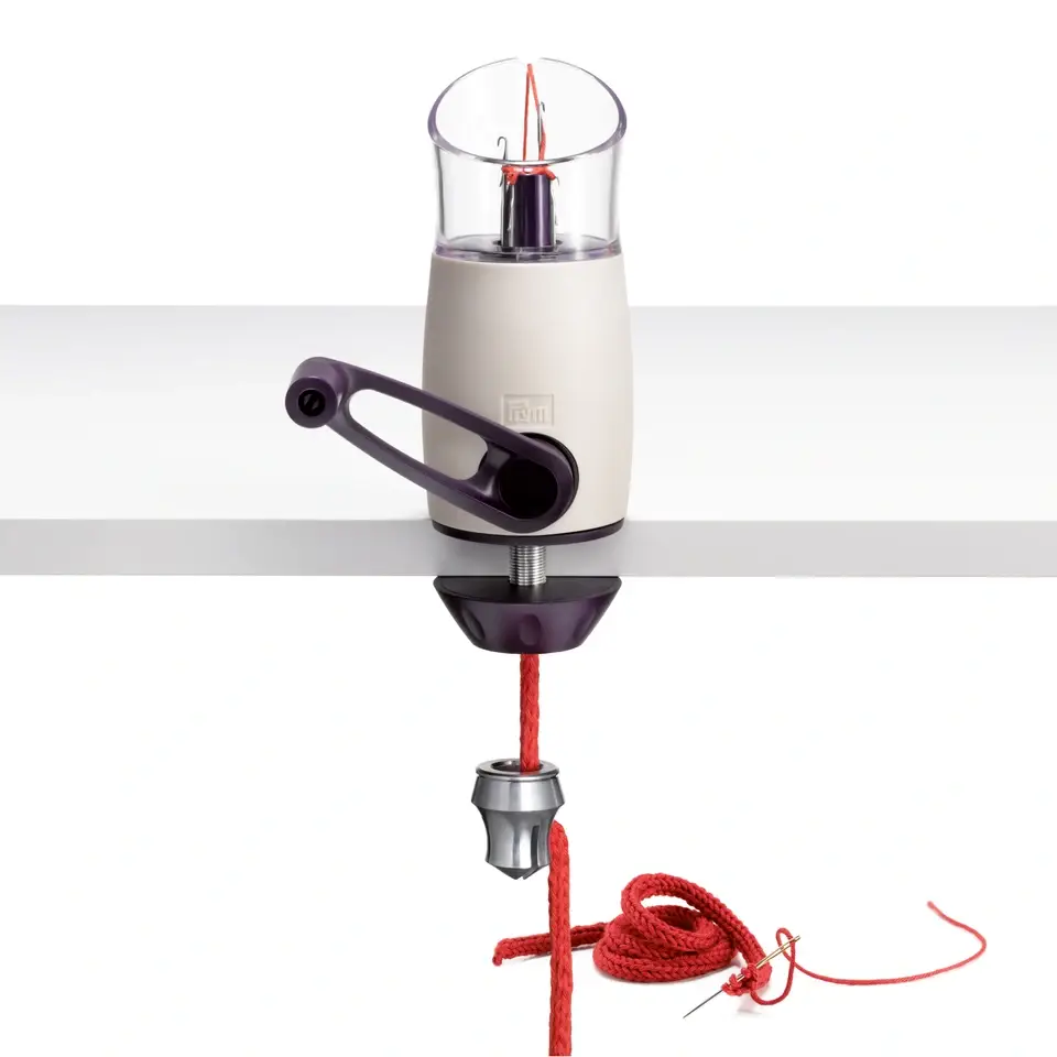 Moedor manual branco com tampa transparente e corda vermelha pendurada