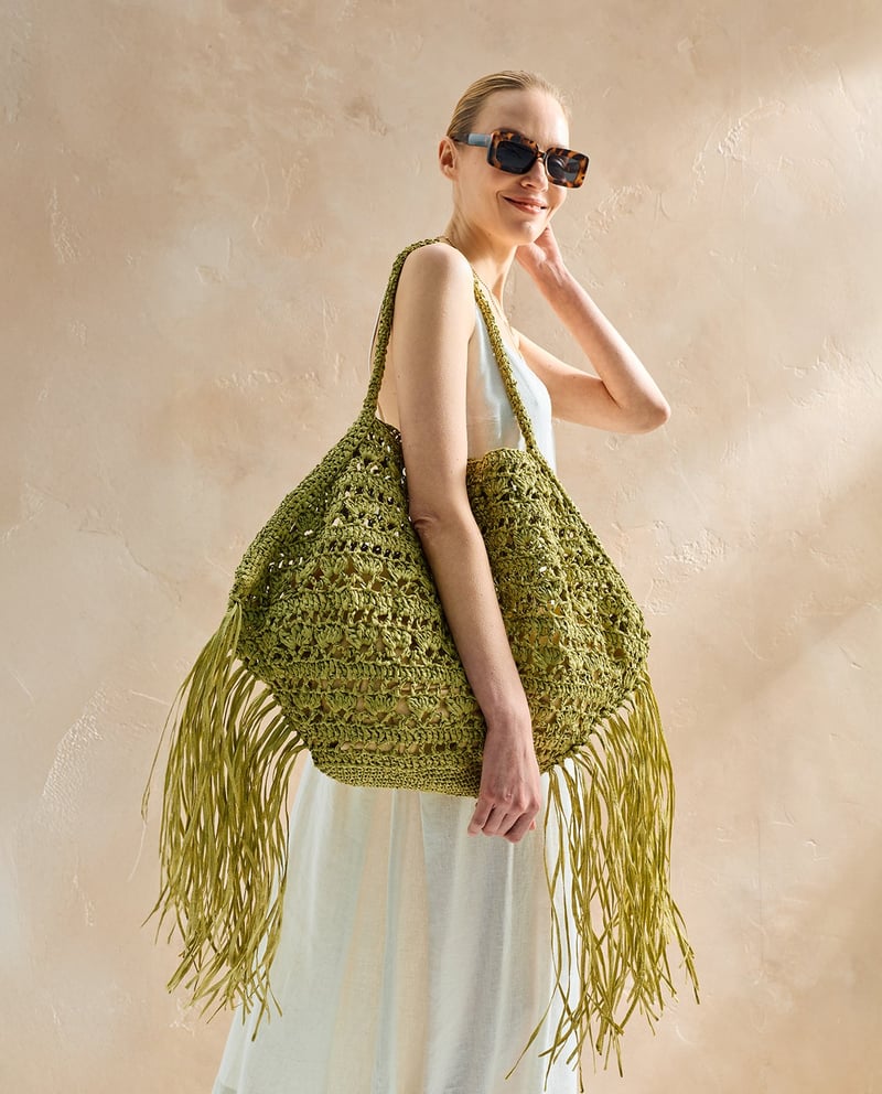 Mala de ombro verde tramada com franjas longas