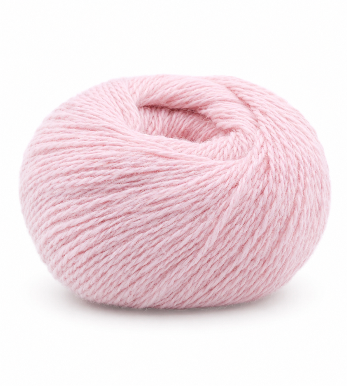 Novelo de lã rosa claro em fundo branco