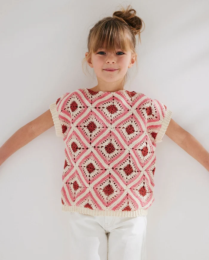Camisola de malha com padrão de quadrados coloridos numa criança sobre fundo branco