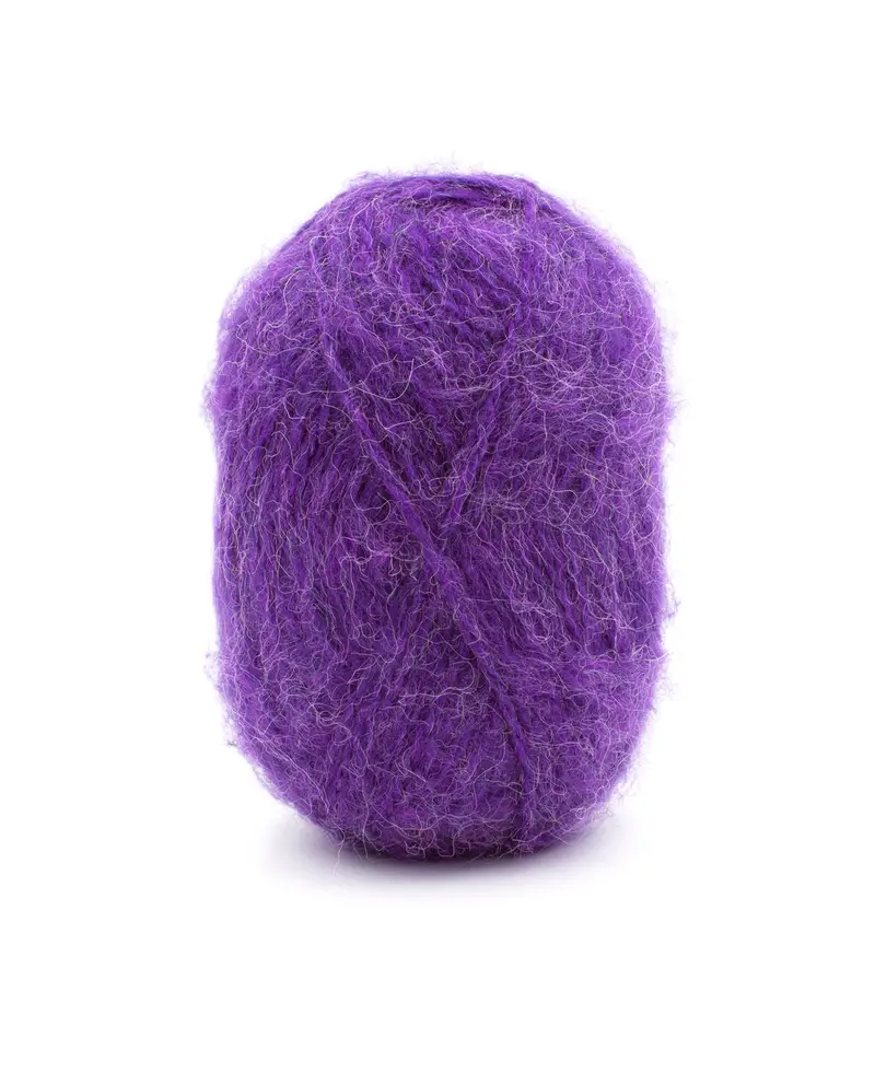 Novelo de lã roxa felpuda